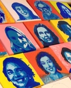 Kleine schilderijtjes met portretten in pop art stijl geschilderd