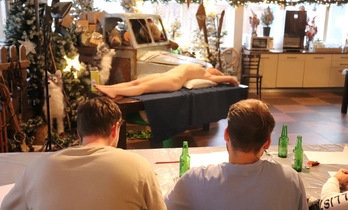 naakt model ligt op de tafel terwijl mannen haar natekenen