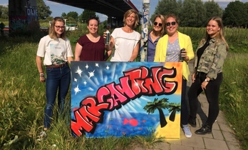 Mensen met een graffiti kunstwerk