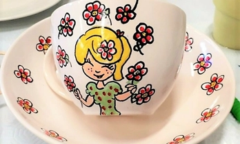 kop en schotel waarop blond geverfd is